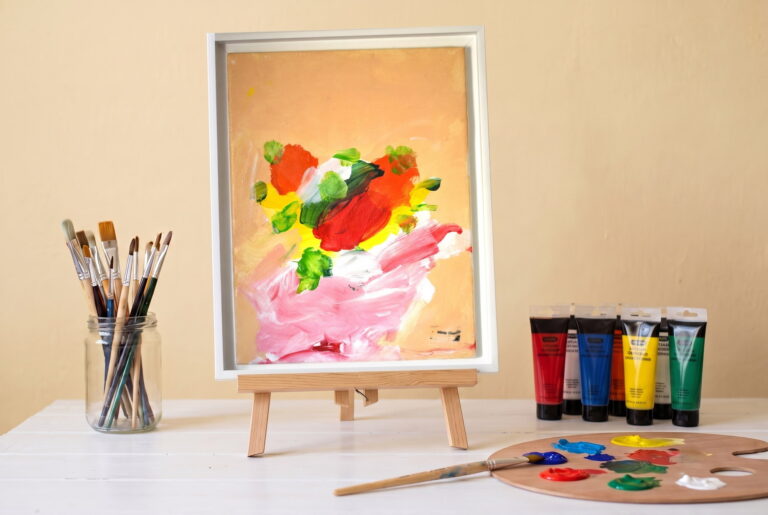 Corbeille de fruits de Mimie BB posée sur un chevalet dans un atelier d'artiste