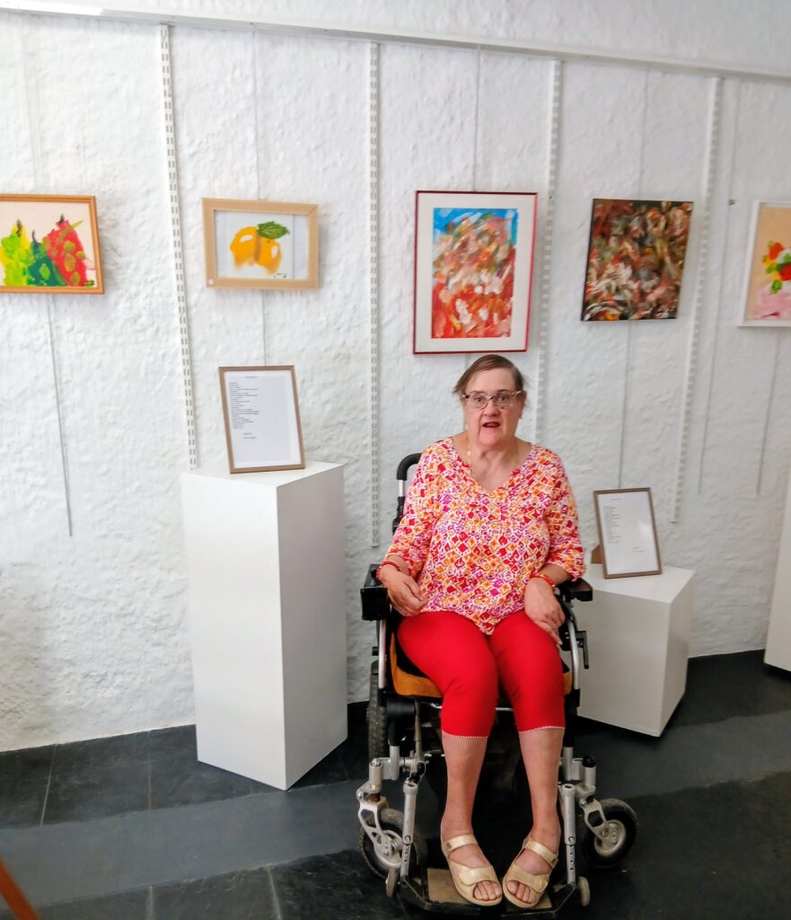Marie Claude Bertrand Baptiste à son exposition Des couleurs et des mots, galerie Vanikoro à Albi